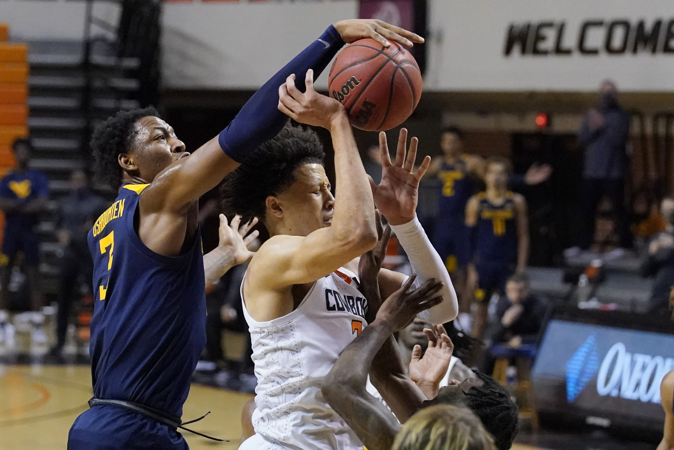 West Virginia overcomes 19-point deficit to down Oklahoma State 87-84